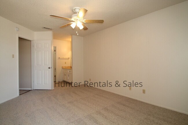 Building Photo - Awesome Duplex!