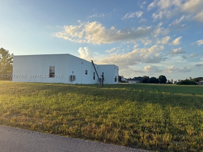 Building Photo - 401 Lexington Dr