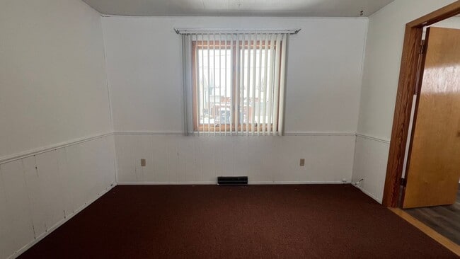 Building Photo - Lovely Spacious House in great location !!