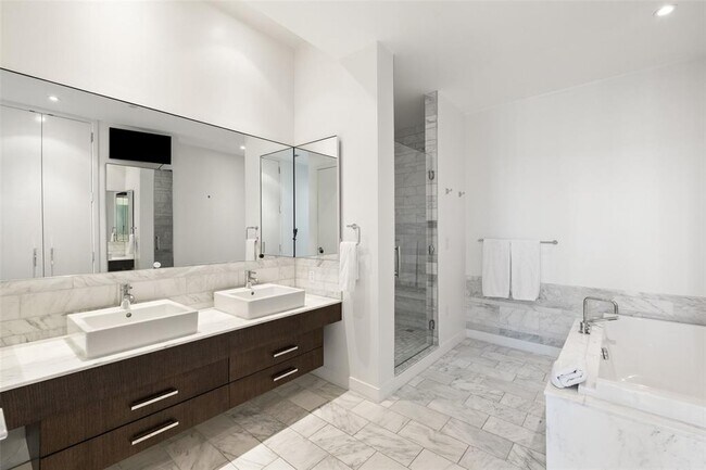 Building Photo - 210 Lavaca St