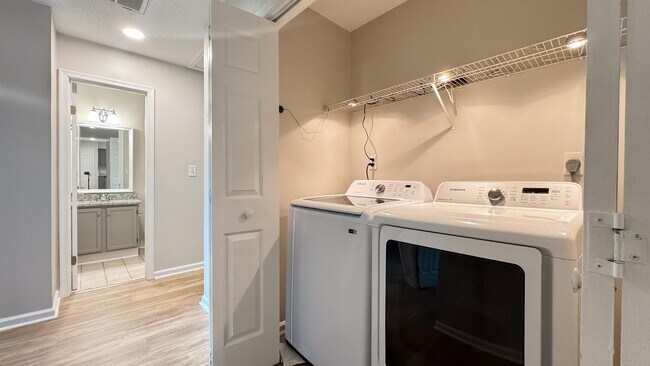 Building Photo - 5568 Annandale Dr