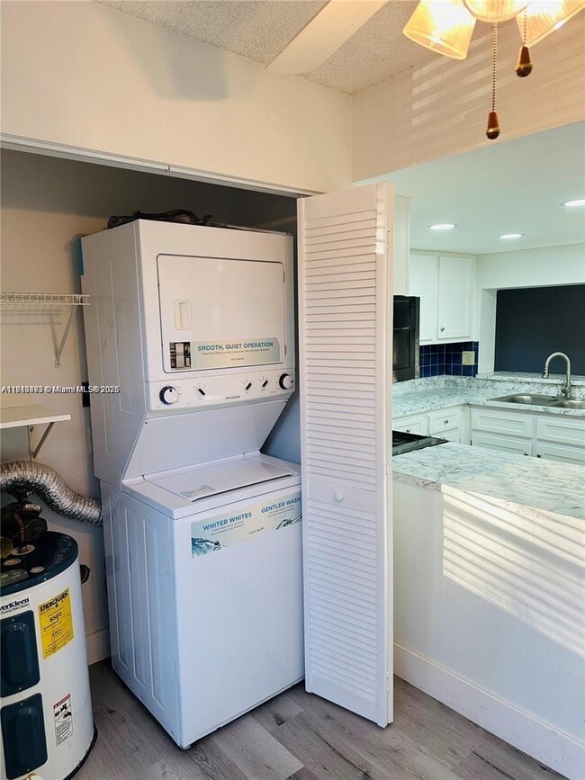 Building Photo - 9501 Seagrape Dr