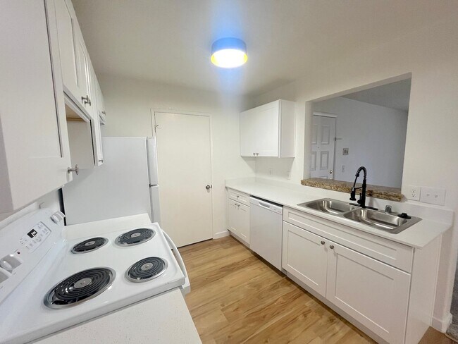 Building Photo - GORGEOUS 1BED/1BATH GROIND FLOOR UNIT CONDO