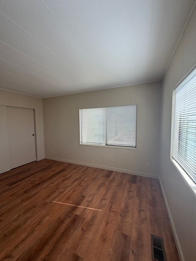 Building Photo - 3 Bedroom, 2.5 Bath - Three Bay garage