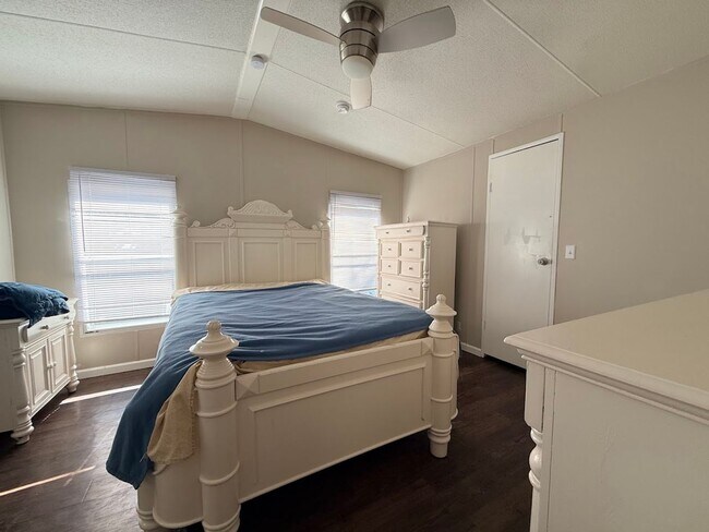 Building Photo - Super Cute 2/2 on almost half acre!