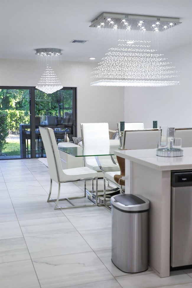 Building Photo - 148 SE 5th Ct