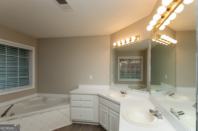 Building Photo - 30 Mountain Trail Ct SW