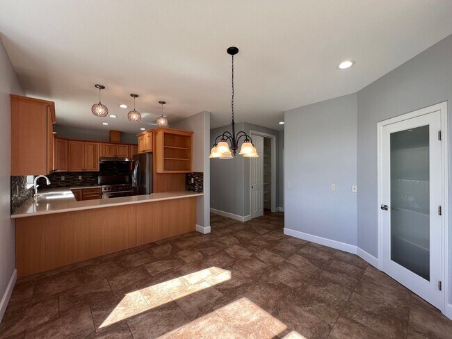 Building Photo - FANTASTIC 2 STORY HOME, 3 bedroom, 2.5 bat...