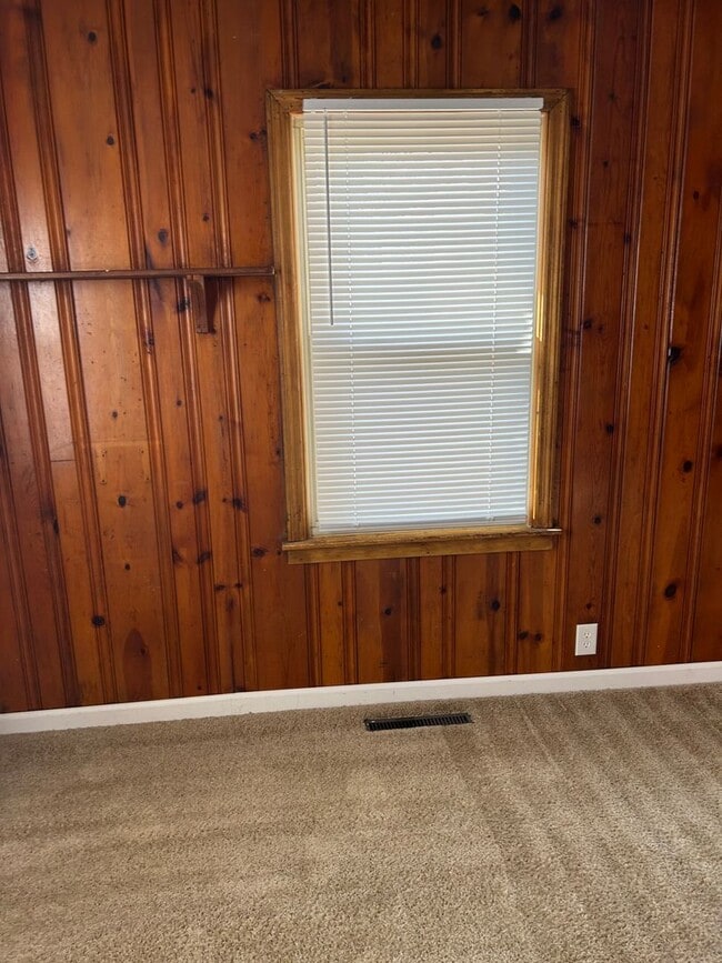 Building Photo - 3 Bedroom 2 Full Bath Home