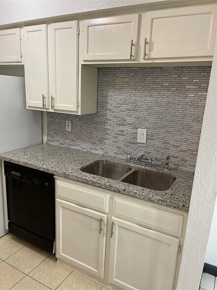 Building Photo - 9700 Leawood Blvd