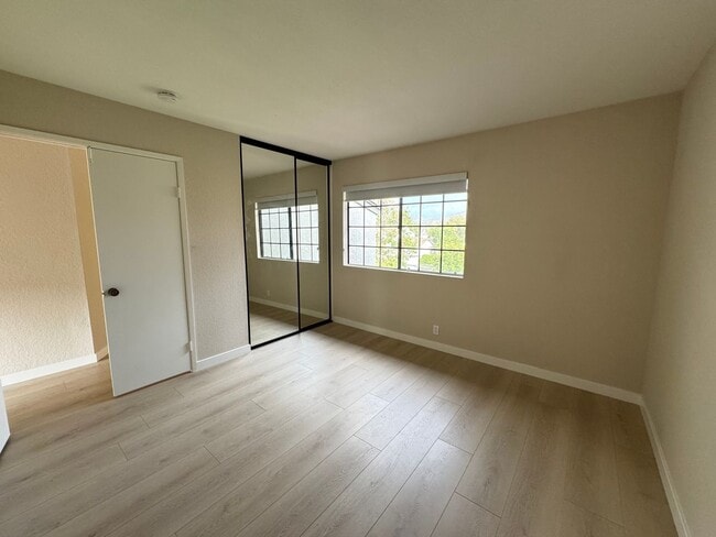 Building Photo - Spacious 2Bd/2Ba Condo w/Bonus Office, Garage and A/C!