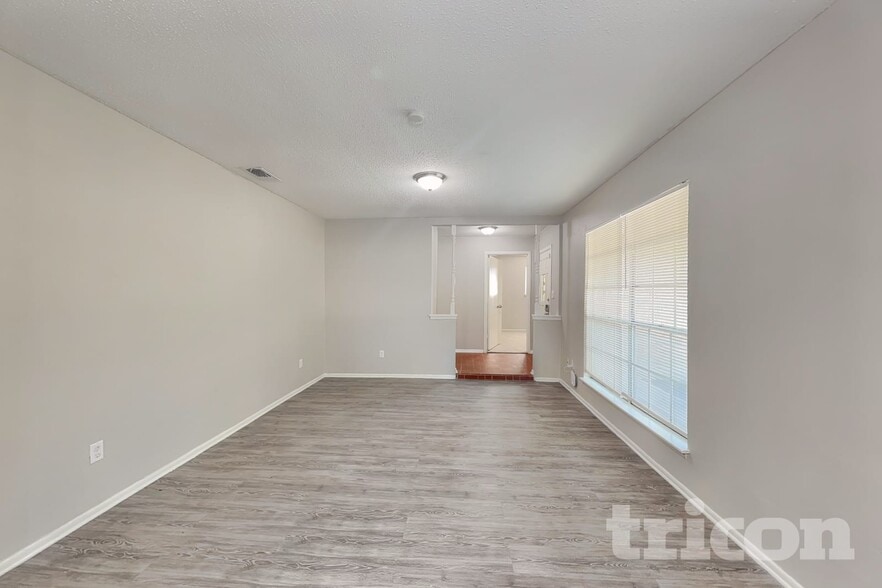 Building Photo - 13622 Oak Breeze