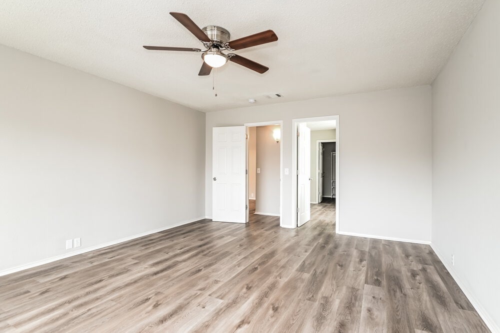 Building Photo - 6730 Meadowcrest Dr