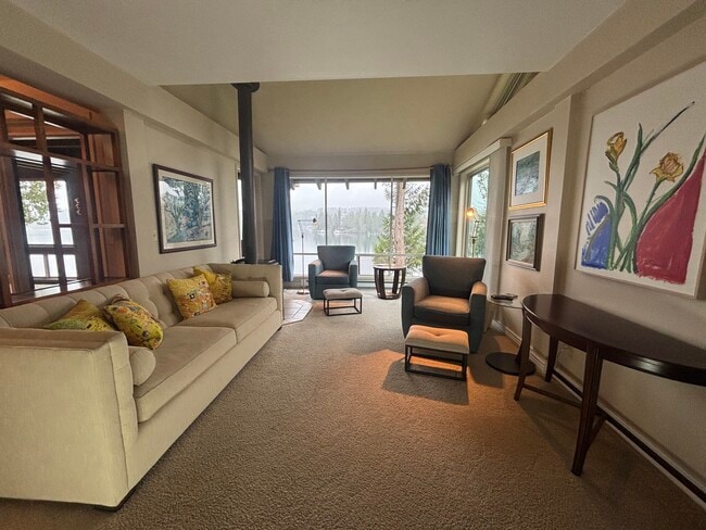 Building Photo - 221 N Bay Ln