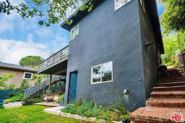 Building Photo - 380 Tamarac Dr