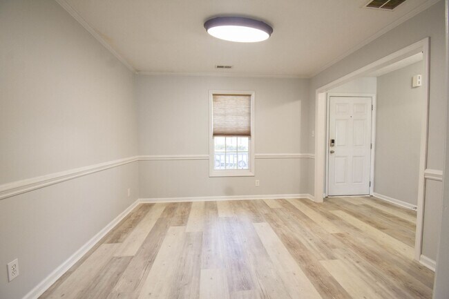 Building Photo - 5 Bedroom 3 Bathroom- Small Pets Okay