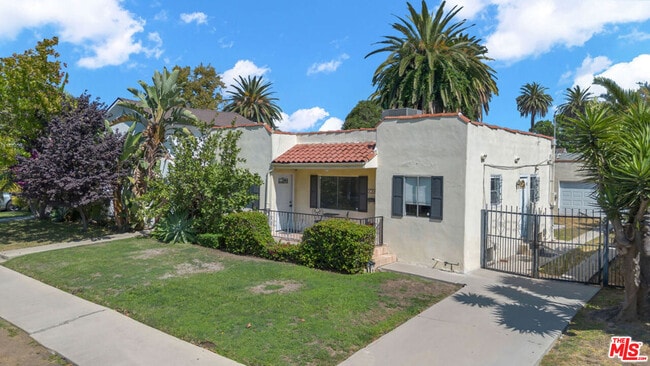 Building Photo - 736 N Poinsettia Pl