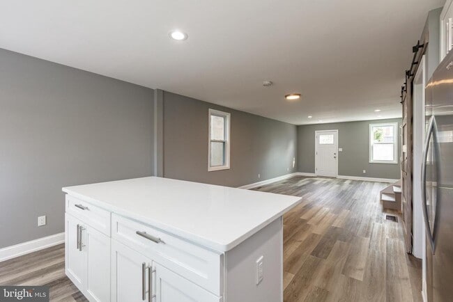 Building Photo - 454 Old Elm St