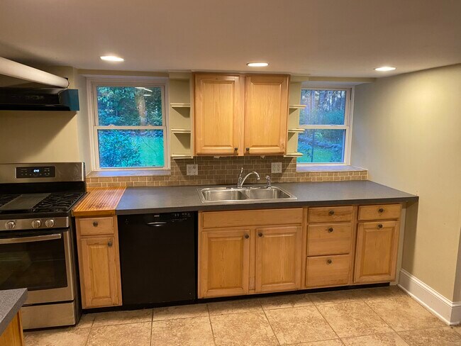 Building Photo - 12 Milham Rd