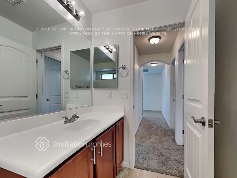 Building Photo - 1373 S Ponderosa Dr