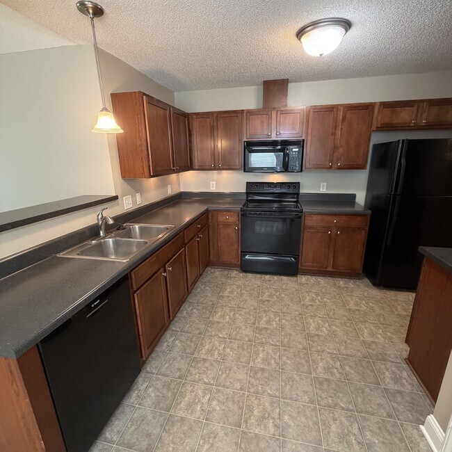 Building Photo - 2552 Saddleback Dr