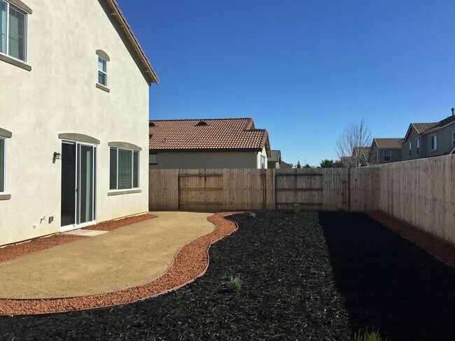 Building Photo - Beautiful 4 Bedroom 3 Bathroom 2700SF Rancho Cordova Home