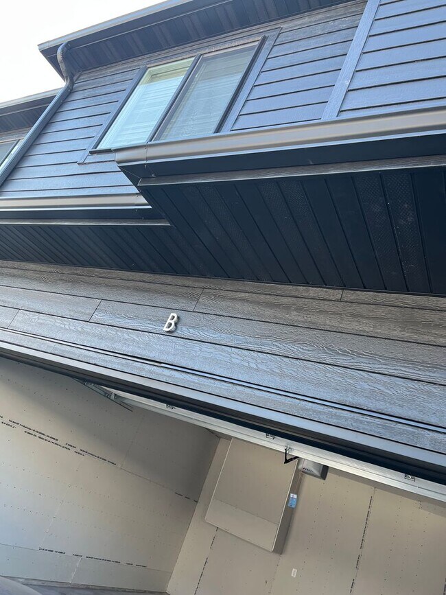 Building Photo - 3 Bed 3 Bath TownHome