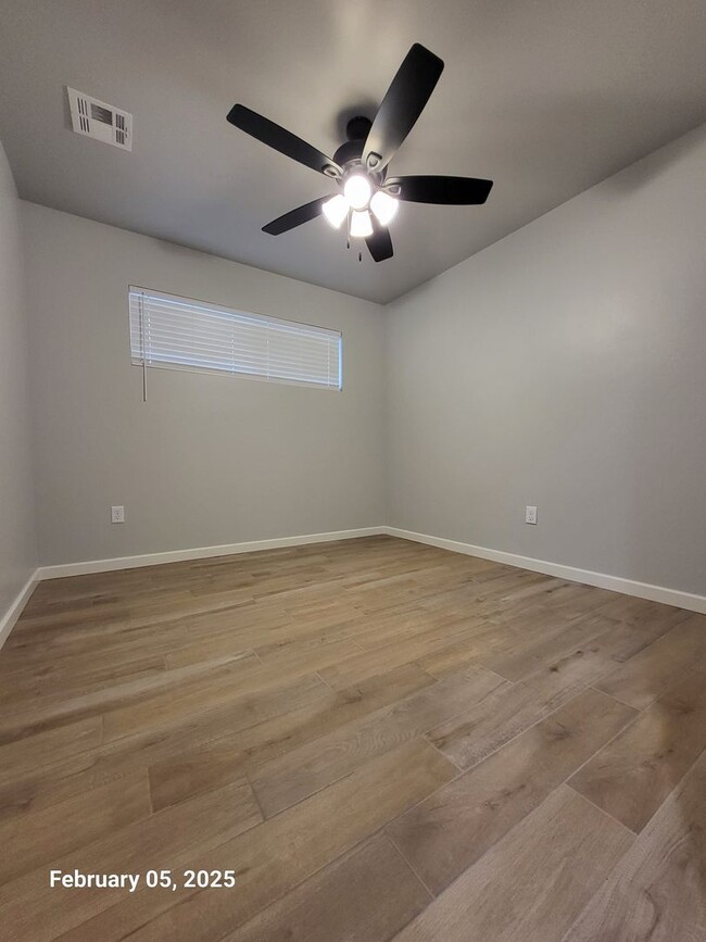 Building Photo - Remodeled (3) Bed/(1.5) Bath Avail Now! Sm...