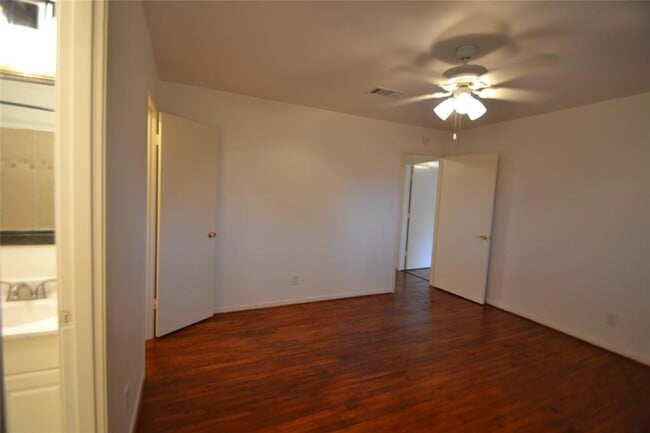 Building Photo - 5422 Kingfisher Dr