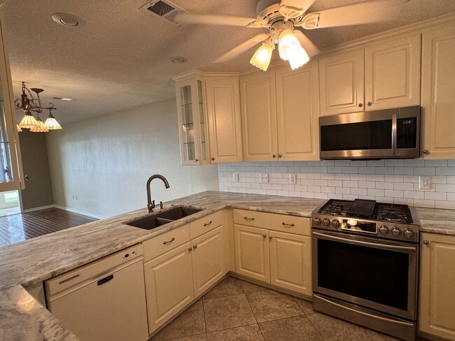 Building Photo - 806 Regatta Cir