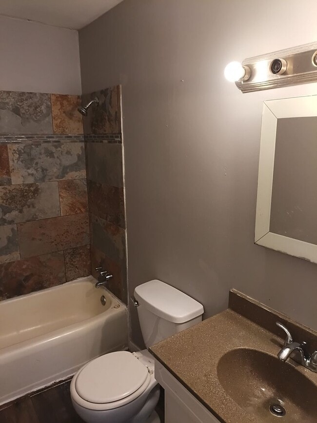 Building Photo - 632 E Sears St