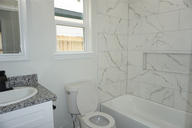 Building Photo - 9980 Calendar St