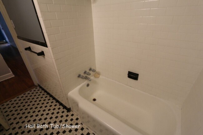 Building Photo - GREAT NEIGHBORHOOD - LOTS OF ROOM