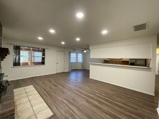 Building Photo - Beautifully Maintained Single-Level Home