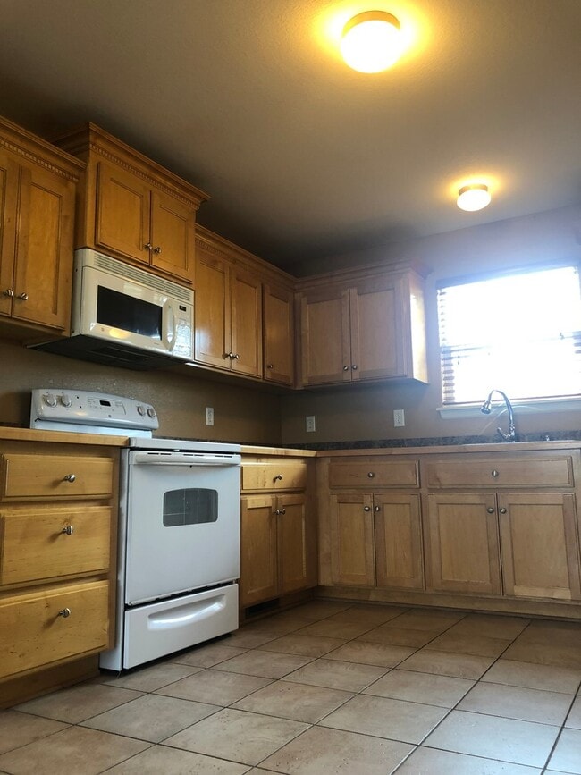 Building Photo - SPACIOUS SINGLE FAMILY IN GREAT LOCATION