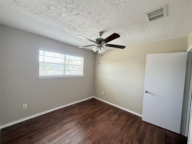 Building Photo - 12875 High Star Dr