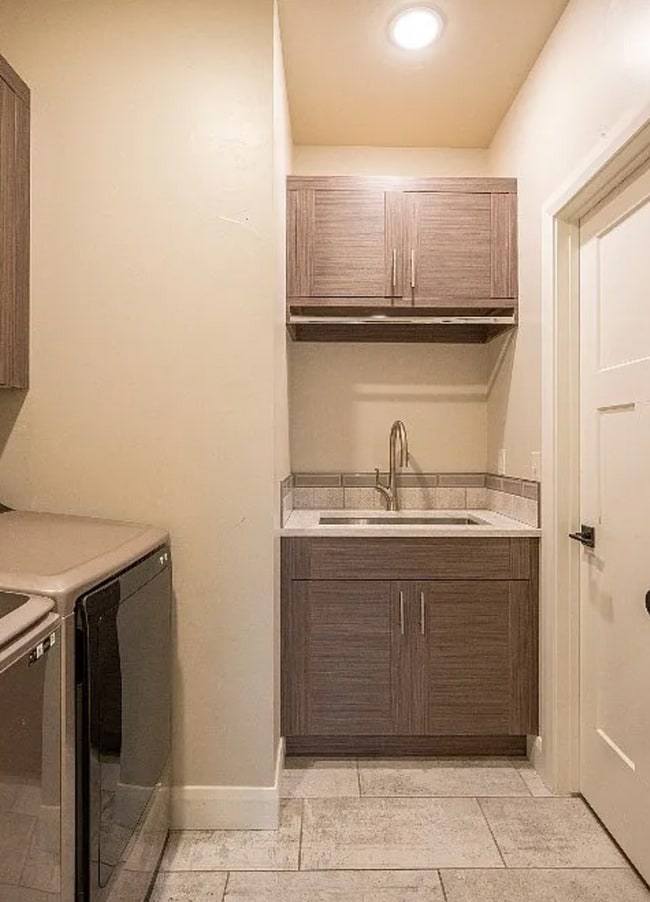 Building Photo - 3 Bedroom 2 bath house with amazing views ...