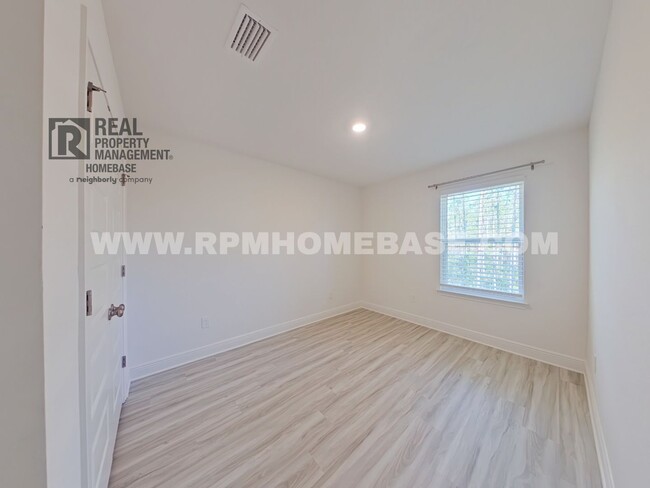 Building Photo - MOVE-IN SPECIAL: $500 off first month's re...