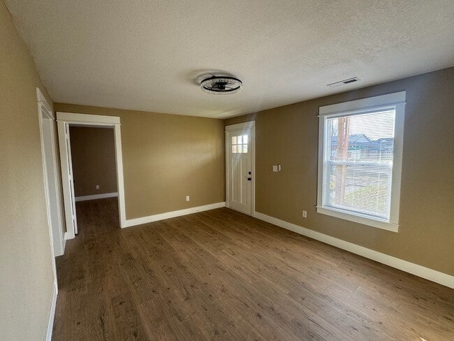 Building Photo - 218 S Oak St