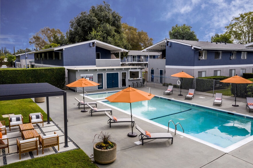 Outdoor Pool - Meadowbrook Apartments