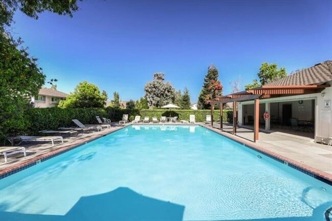 Building Photo - End Unit 2 Bed, 2 Bath Townhouse with Atta...