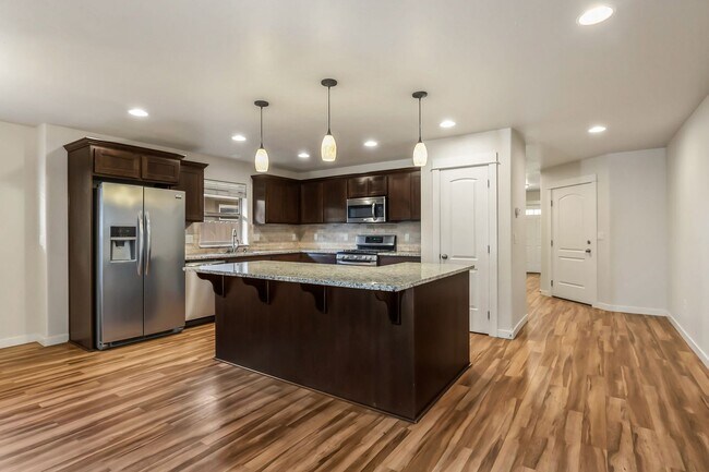 Building Photo - 4 Bedroom Home: Fenced Backyard & Great Location!