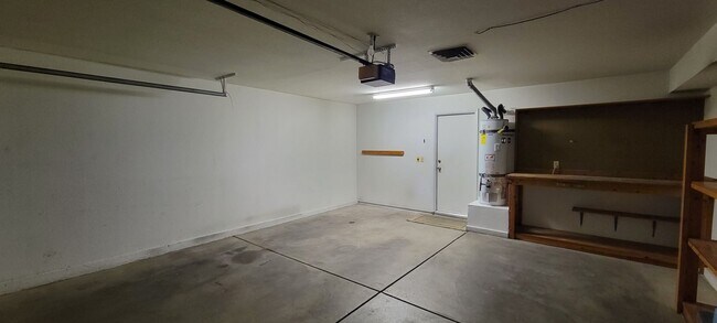 Building Photo - 2 bedrooms 2 car garage Central LV