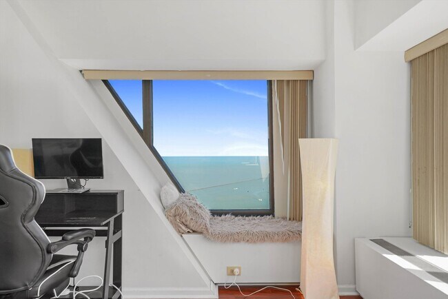 Building Photo - 175 E Delaware Pl