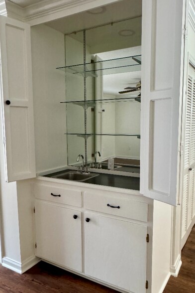 Building Photo - 305 Halcott Dr