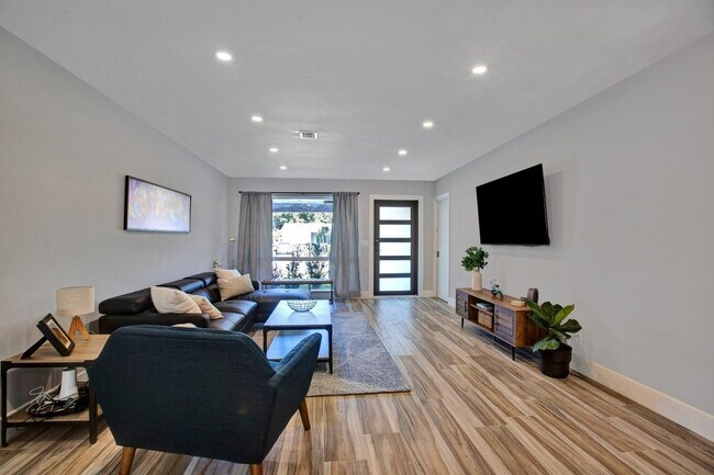 Building Photo - 2632 Madison St