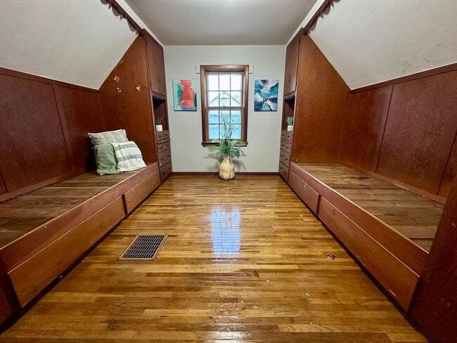 Building Photo - 4 Bed, 1.5 Bath Home for Rent in Waterloo ...