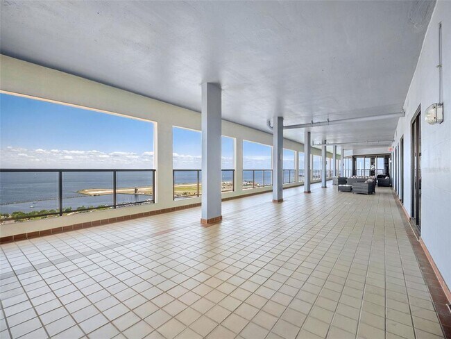 Building Photo - 1 Beach Dr SE