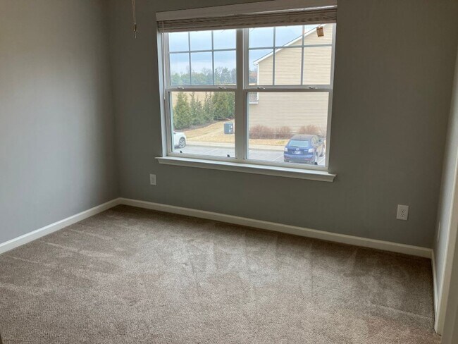 Building Photo - ***MOVE IN READY*** Heritage Place Townhom...