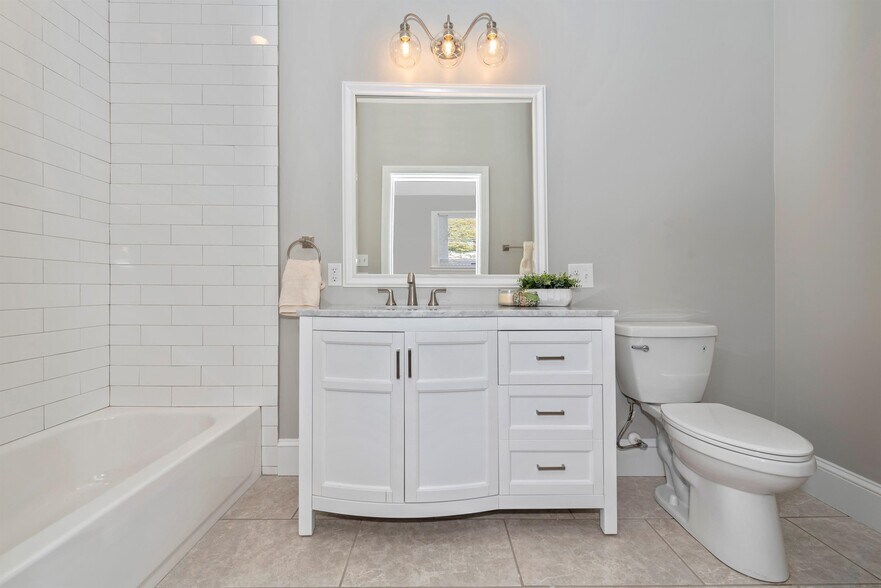 Building Photo - 6 W 4th St